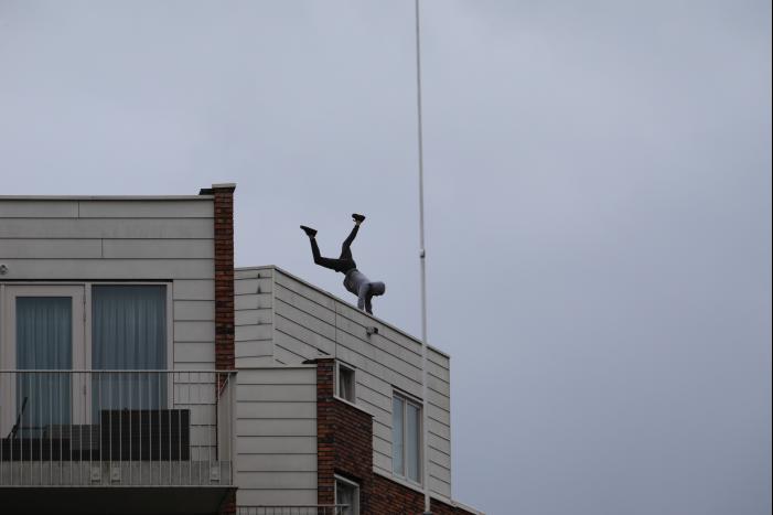 Man met verward gedrag gooit stenen vanaf dak naar agenten