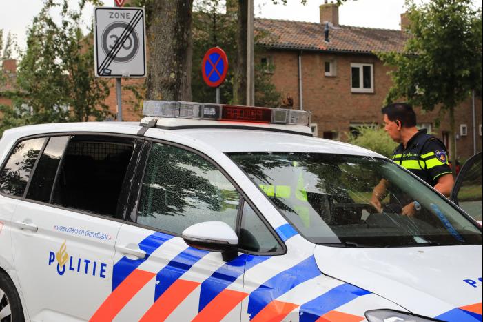 Man met verward gedrag gooit stenen vanaf dak naar agenten