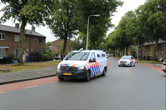 Man met verward gedrag gooit stenen vanaf dak naar agenten