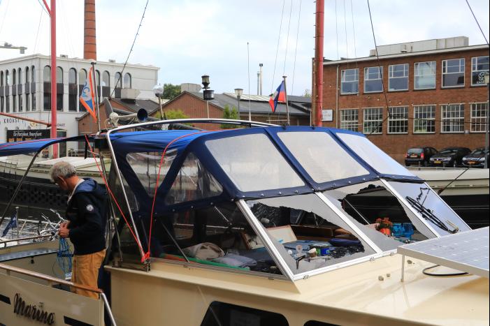 Man met verward gedrag gooit stenen vanaf dak naar agenten