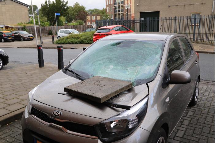 Man met verward gedrag gooit stenen vanaf dak naar agenten