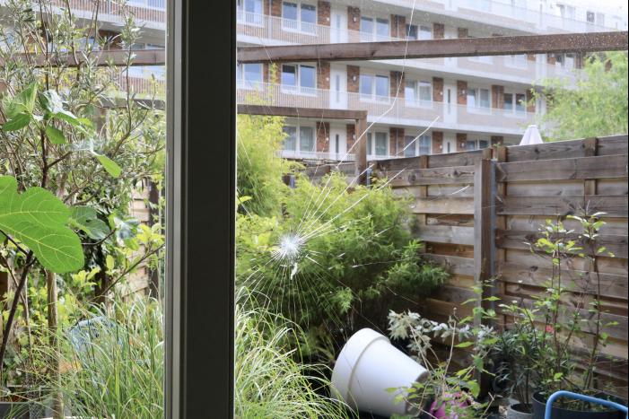 Man met verward gedrag gooit stenen vanaf dak naar agenten