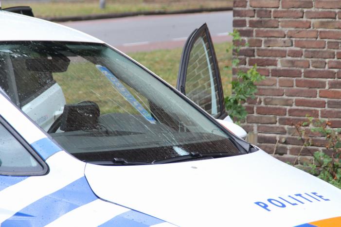 Man met verward gedrag gooit stenen vanaf dak naar agenten