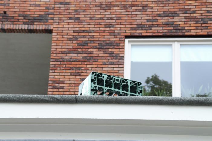 Man met verward gedrag gooit stenen vanaf dak naar agenten