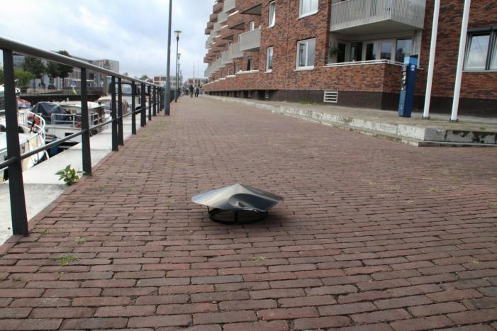 Man met verward gedrag gooit stenen vanaf dak naar agenten