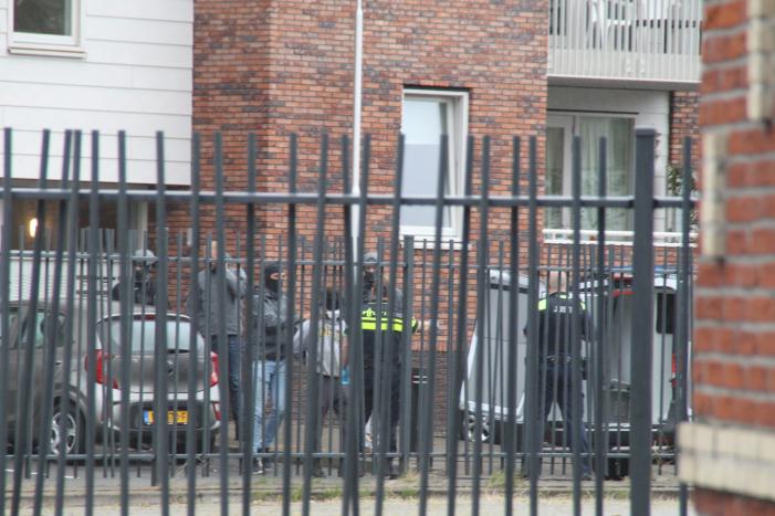 Man met verward gedrag gooit stenen vanaf dak naar agenten