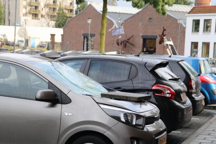 Man met verward gedrag gooit stenen vanaf dak naar agenten