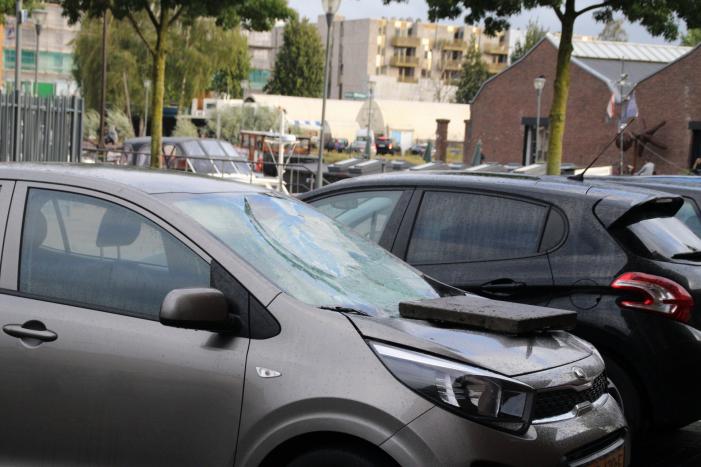Man met verward gedrag gooit stenen vanaf dak naar agenten