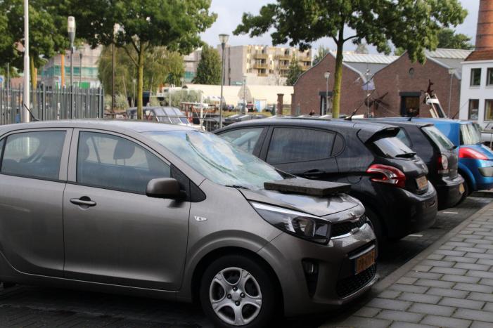 Man met verward gedrag gooit stenen vanaf dak naar agenten