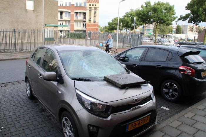 Man met verward gedrag gooit stenen vanaf dak naar agenten