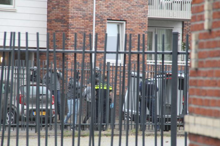 Man met verward gedrag gooit stenen vanaf dak naar agenten