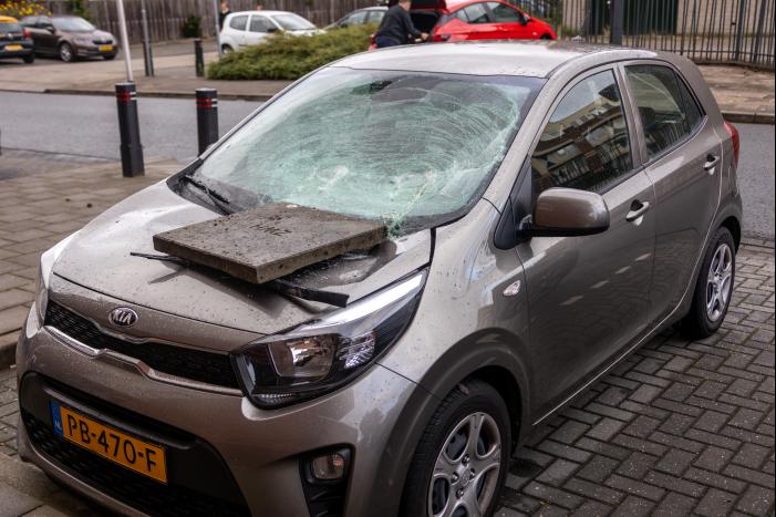 Man met verward gedrag gooit stenen vanaf dak naar agenten