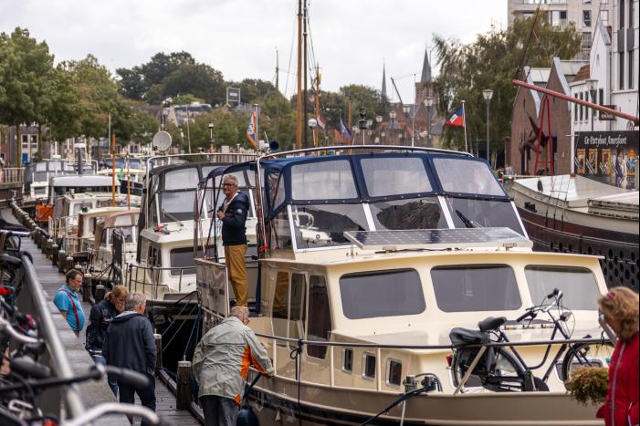 Man met verward gedrag gooit stenen vanaf dak naar agenten
