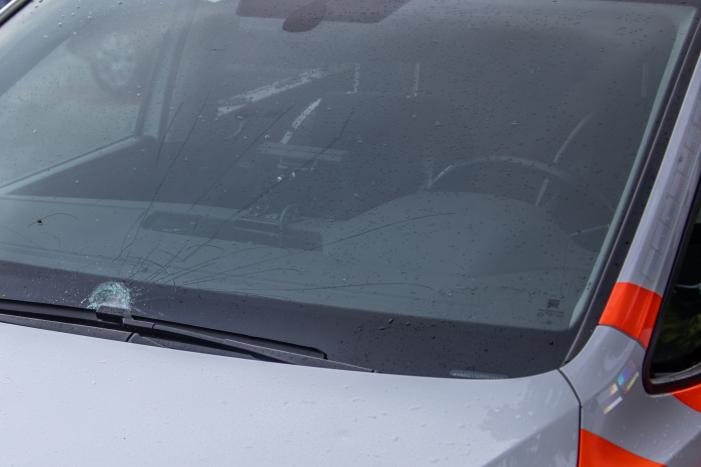 Man met verward gedrag gooit stenen vanaf dak naar agenten