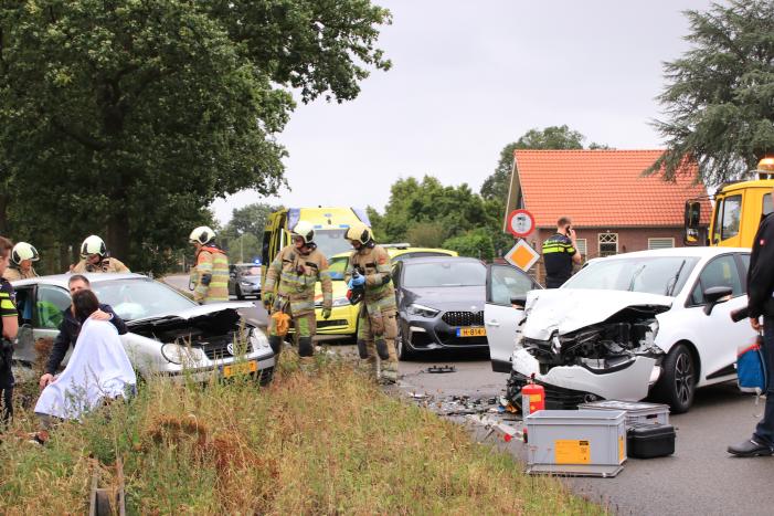 Persoon bekneld na forse aanrijding