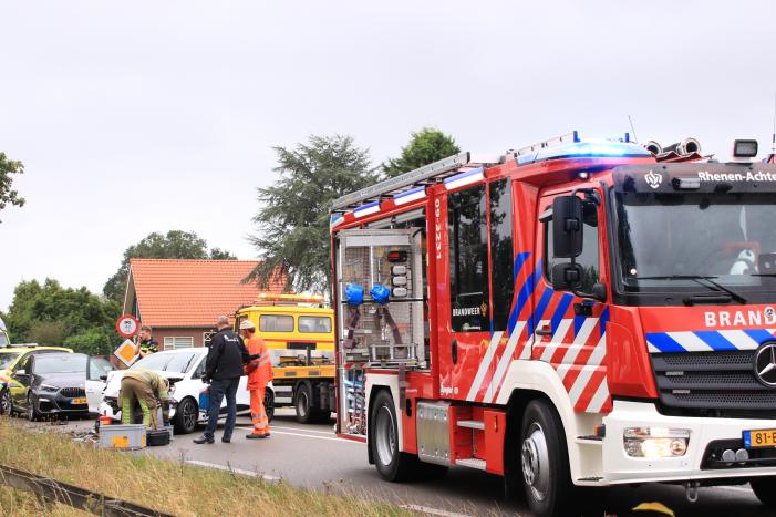 Persoon bekneld na forse aanrijding