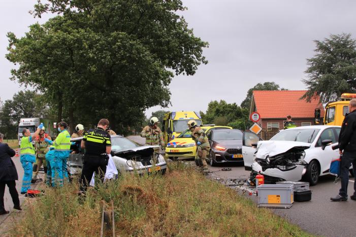 Persoon bekneld na forse aanrijding