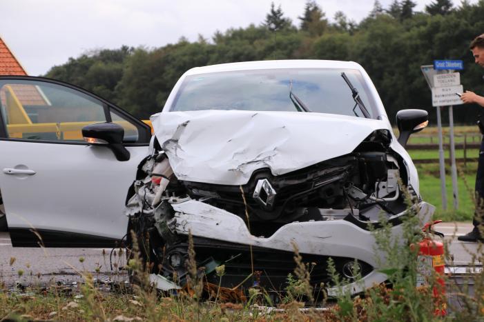 Persoon bekneld na forse aanrijding