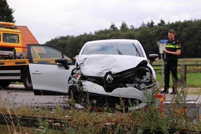 Persoon bekneld na forse aanrijding