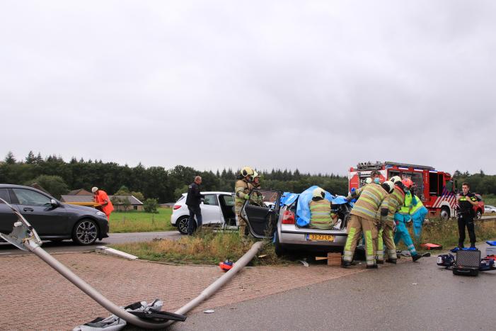Persoon bekneld na forse aanrijding
