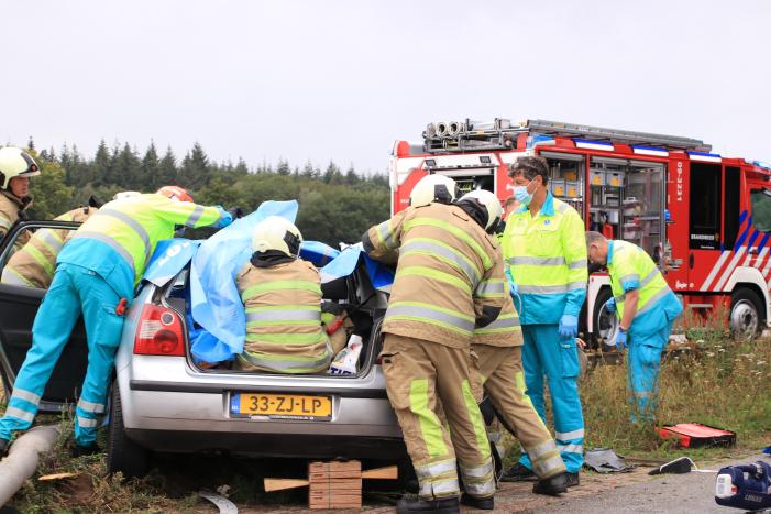 Persoon bekneld na forse aanrijding