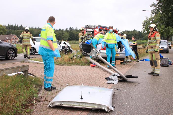Persoon bekneld na forse aanrijding