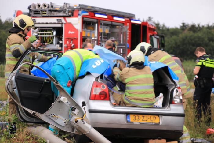 Persoon bekneld na forse aanrijding
