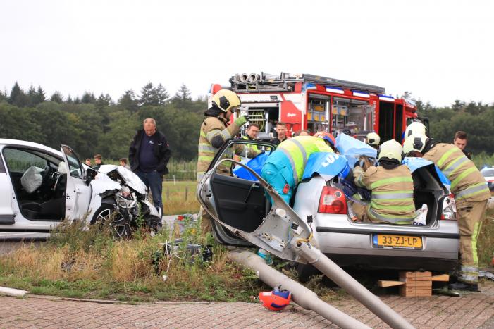 Persoon bekneld na forse aanrijding