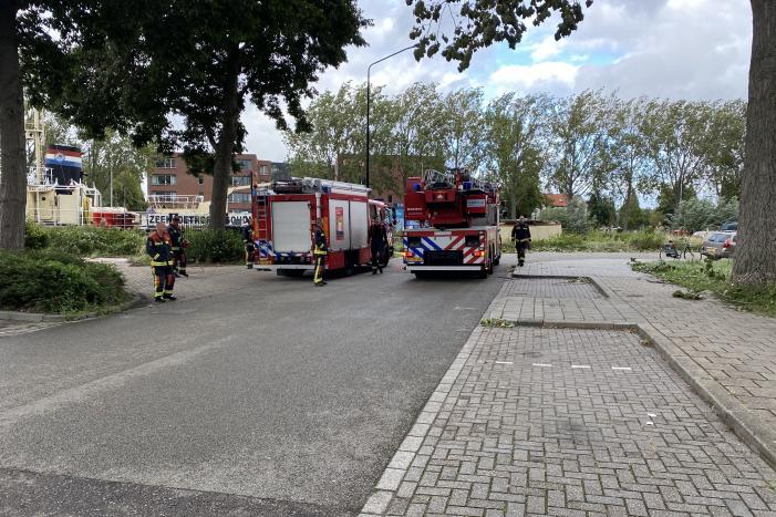 Brandweer verwijderd loshangende tak