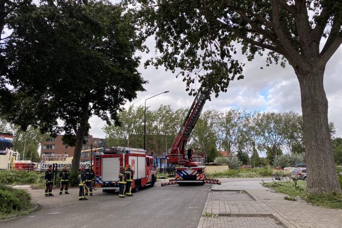 Brandweer verwijderd loshangende tak