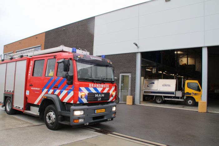 Brandweer doet onderzoek naar brandlucht in gemeentewerf