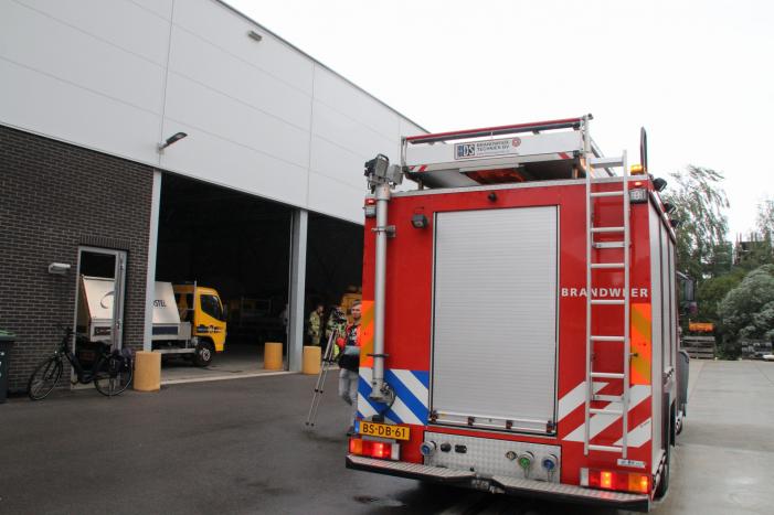 Brandweer doet onderzoek naar brandlucht in gemeentewerf