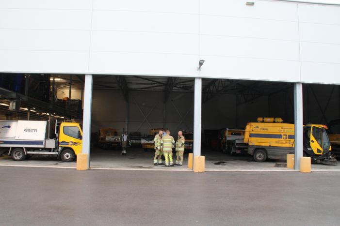 Brandweer doet onderzoek naar brandlucht in gemeentewerf