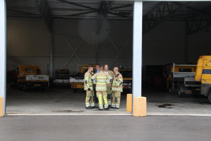 Brandweer doet onderzoek naar brandlucht in gemeentewerf