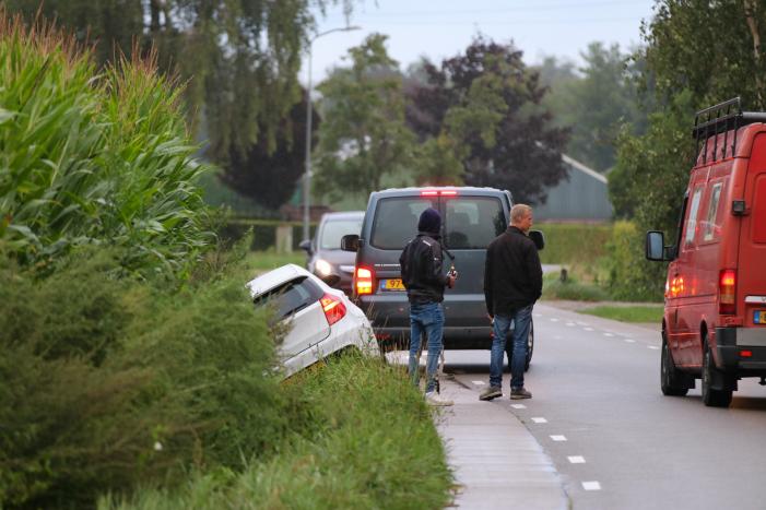 Auto vliegt uit de bocht en belandt in sloot