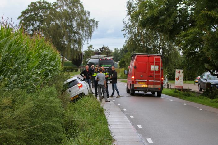 Auto vliegt uit de bocht en belandt in sloot