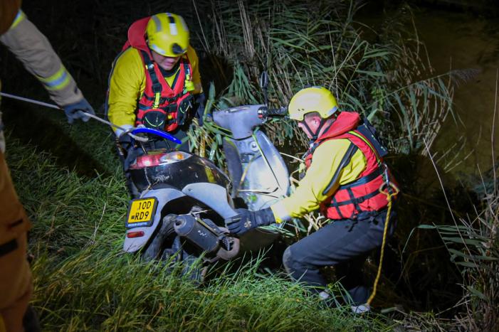 Gedumpte scooter in sloot aangetroffen