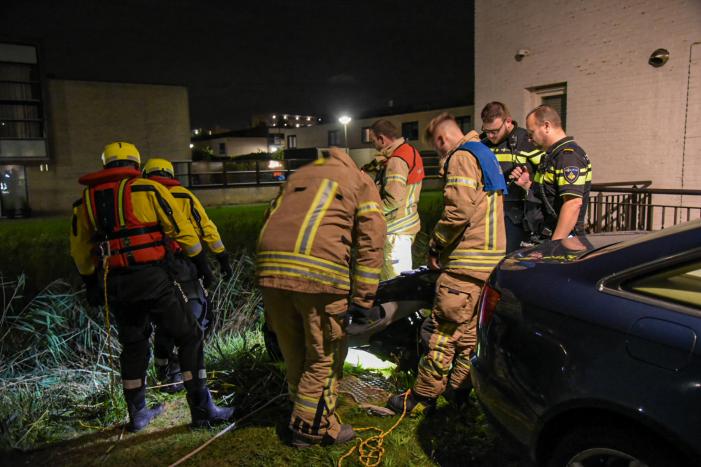 Gedumpte scooter in sloot aangetroffen