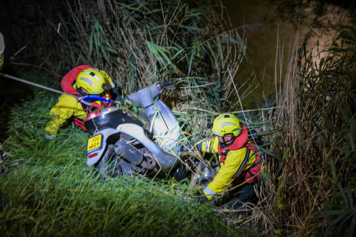 Gedumpte scooter in sloot aangetroffen