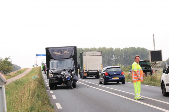 Bestelbus botst achter op motor