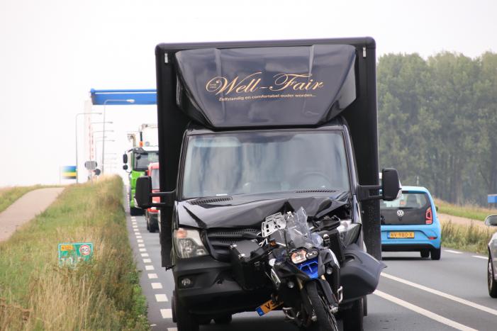 Bestelbus botst achter op motor
