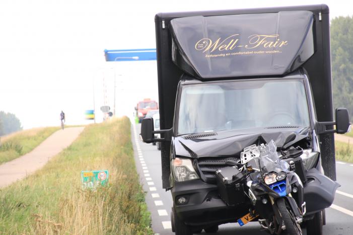 Bestelbus botst achter op motor