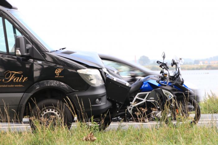 Bestelbus botst achter op motor