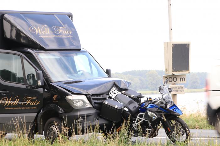 Bestelbus botst achter op motor
