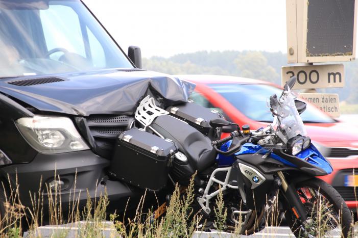 Bestelbus botst achter op motor