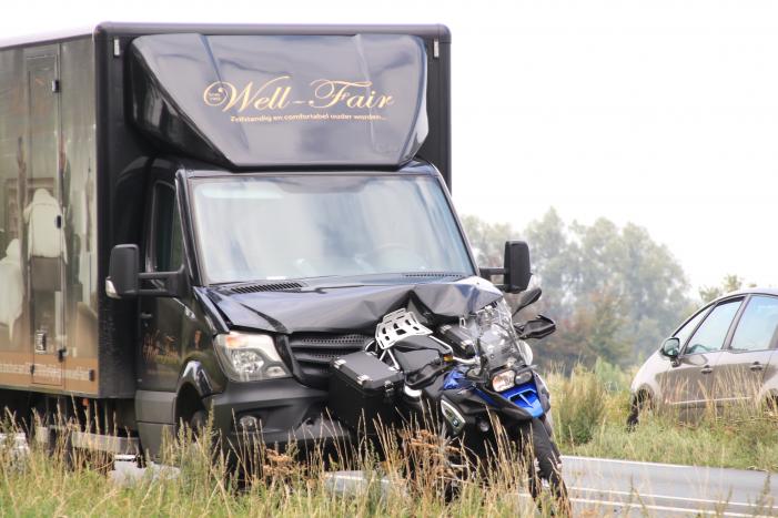 Bestelbus botst achter op motor