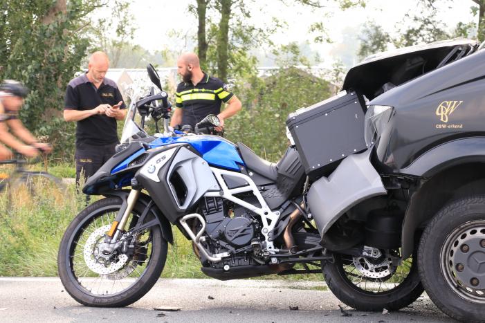 Bestelbus botst achter op motor