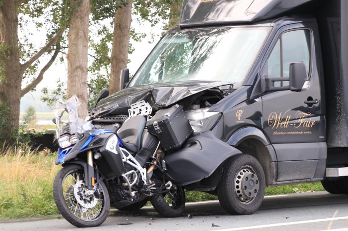 Bestelbus botst achter op motor