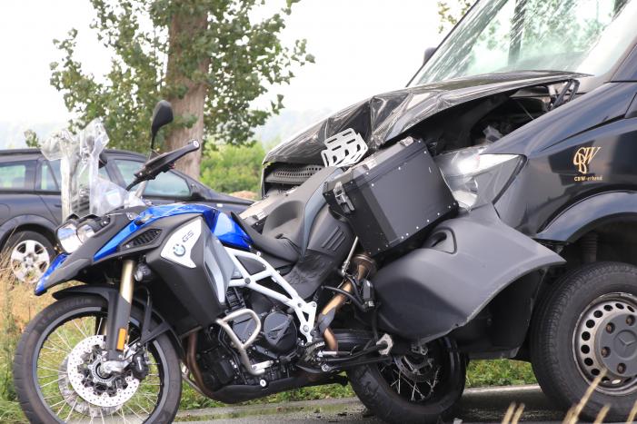 Bestelbus botst achter op motor