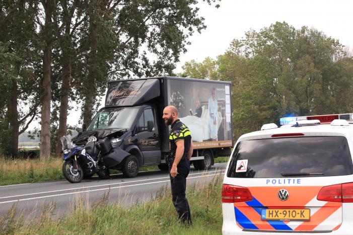 Bestelbus botst achter op motor